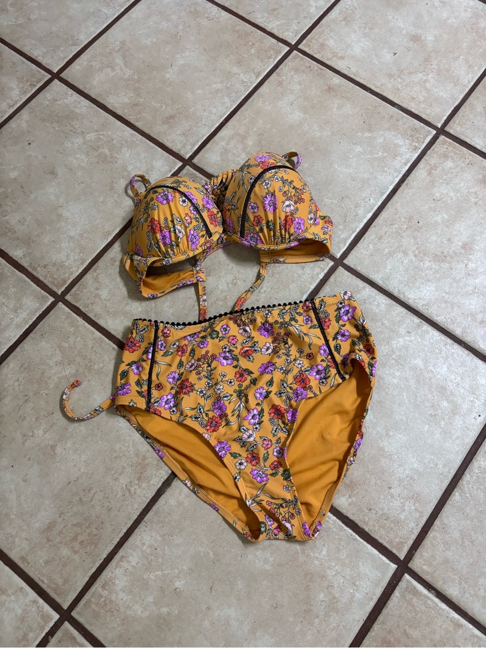 Womans Floral High-Waist Bikini Set Top is L Bottom M Time and Tru Like Nรฉw